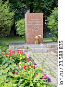 Посёлок Сокол в Москве. Памятник жителям поселка, погибшим в войне 1941-1945 (2016 год). Редакционное фото, фотограф Илюхина Наталья / Фотобанк Лори