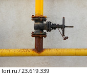 Старый газовый вентиль на газовой трубе на стене жилого дома. Стоковое фото, фотограф Ekaterina M / Фотобанк Лори