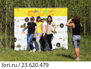 Групповой снимок на фоне Велогона 2016. Тюмень. Редакционное фото, фотограф Анатолий Матвейчук / Фотобанк Лори