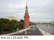 Водовзводная башня Московского Кремля и Кремлевская набережная сентябрьским облачным днем (2016 год). Редакционное фото, фотограф Виктор Карасев / Фотобанк Лори