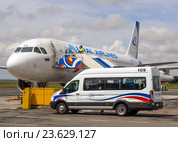 Автомобиль привез пассажиров бизнес класса к трапу самолета, аэропорт города Симферополь, Крым (2016 год). Редакционное фото, фотограф Вячеслав Палес / Фотобанк Лори