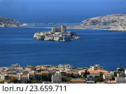 Марсель (Marseilles). Вид на Фриульские острова и замок Иф со смотровой площадки базилики Нотр-Дам-де-ля-Гард (Basilique Notre-Dame de la Garde) (2016 год). Стоковое фото, фотограф Татьяна Лата / Фотобанк Лори