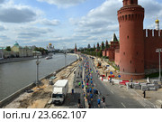 Вид на Московский Кремль, реконструкцию Кремлевской набережной и на участников Музыкального полумарафона (2016 год). Редакционное фото, фотограф lana1501 / Фотобанк Лори