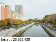Рубцовская и Семенвская набережные, осенний день. Москва (2016 год). Редакционное фото, фотограф E. O. / Фотобанк Лори
