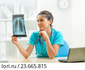 Doctor reviewing X-ray in office. Стоковое фото, фотограф Оксана Кузьмина / Фотобанк Лори