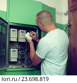 Man rewrites the meter readings. Стоковое фото, фотограф Яков Филимонов / Фотобанк Лори