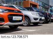 Новые автомобили Lada разных моделей на стоянке перед автосалоном (2016 год). Редакционное фото, фотограф Вячеслав Палес / Фотобанк Лори