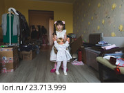 Девочка с куклой переехала в новую квартиру. Стоковое фото, фотограф Юрий Шурчков / Фотобанк Лори