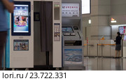 Timelapse of people walking by self-service machines at airport (2015 год). Редакционное видео, видеограф Данил Руденко / Фотобанк Лори