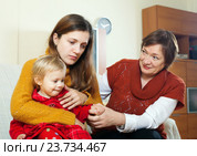 Mature woman comforting adult daughter with baby. Стоковое фото, фотограф Яков Филимонов / Фотобанк Лори