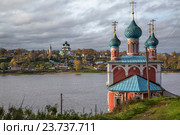 Осенний вид на православный храм Казанской иконы Божией Матери и собор Воскресения Христова в городе Тутаеве (бывший Романов-Борисоглебск), Ярославская область, Россия (2016 год). Редакционное фото, фотограф Николай Винокуров / Фотобанк Лори