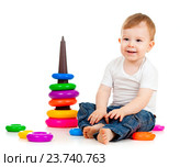 child playing with color pyramidion. Стоковое фото, фотограф Оксана Кузьмина / Фотобанк Лори