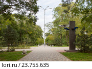 Бульвар с памятником Корытину А.С., советскому авиаконструктору, Анапа (2016 год). Редакционное фото, фотограф Юлия Ухина / Фотобанк Лори