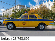 ГАЗ-24 "Волга" - милицейский автомобиль. Праздник московского троллейбуса. 83-летие троллейбусов в Москве. (2016 год). Редакционное фото, фотограф Алексей Бок / Фотобанк Лори