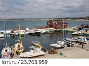 Причал и морской клуб "Капитан", Анапа (2016 год). Редакционное фото, фотограф Юлия Ухина / Фотобанк Лори