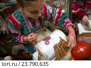 Девушка плетет кружева на коклюшках во времяы агропромышленной выставки "Владимирская Русь" в центре города Владимира, Россия (2016 год). Редакционное фото, фотограф Николай Винокуров / Фотобанк Лори