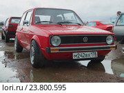 Красный Volkswagen Golf первого поколения  на фестивале ретроавтомобилей "Фортуна-2016"  в Кронштаде. Редакционное фото, фотограф Виктор Карасев / Фотобанк Лори