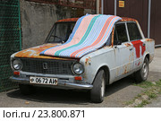 Матрас сушится на старом автомобиле ВАЗ 2101, Абхазия (2016 год). Редакционное фото, фотограф Алексей Гусев / Фотобанк Лори