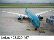Самолет Airbus A350 (VN-A888) авиакомпании Vietnam Airlines перроне аэропорта Нойбай. Ханой, Вьетнам (2016 год). Редакционное фото, фотограф Виктор Карасев / Фотобанк Лори