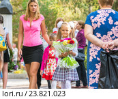 Первоклассница идет в школу вместе с мамой и младшей сестренкой. Стоковое фото, фотограф Иванов Алексей / Фотобанк Лори