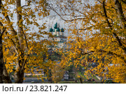 Осенний вид на православный Воскресенский собор на борисоглебской стороне города Тутаева (бывший Романов-Борисоглебск) Ярославской области, Россия (2016 год). Стоковое фото, фотограф Николай Винокуров / Фотобанк Лори