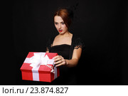 Удивлённая женщина открывает коробку с подарком. Стоковое фото, фотограф Дубровская Татьяна / Фотобанк Лори