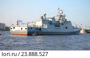 Сторожевой корабль ВМФ России "Адмирал Эссен" на реке Неве в Санкт-Петербурге (2016 год). Редакционное видео, видеограф FotograFF / Фотобанк Лори