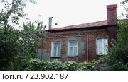 Старый двухэтажный жилой дом из красного кирпича. Дом где жил знаменитый русский поэт Осип Мандельштам (2016 год). Стоковое видео, видеограф ActionStore / Фотобанк Лори