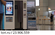 Timelapse of people walking by self-service machines at airport. Стоковое видео, видеограф Данил Руденко / Фотобанк Лори