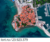 Вид с квадрокоптера на старый город в Будве (St. Mary fort), порт и пляж Ричардова Глава. Будва, Черногория (2016 год). Стоковое фото, фотограф Кекяляйнен Андрей / Фотобанк Лори