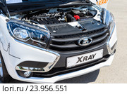 Двигатель автомобиля Лада XRAY. Подкапотное пространство автомобиля LADA XRAY (2016 год). Редакционное фото, фотограф FotograFF / Фотобанк Лори