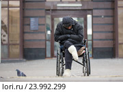 Бездомный инвалид на коляске просит денег (2016 год). Редакционное фото, фотограф Константин Шишкин / Фотобанк Лори