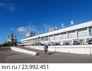 Морской - речной вокзал в Архангельске на фоне Михайло - Архангельского кафедрального собора. Редакционное фото, фотограф Леонид Ардаткин / Фотобанк Лори
