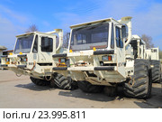 Американские сейсмические вибраторы INOVA AHV-IV-362, используемые для разведки ископаемых нефти и газа (2016 год). Редакционное фото, фотограф Михаил Рудницкий / Фотобанк Лори