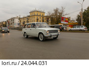 Жигули ВАЗ 2102 на дороге. Самара (2016 год). Редакционное фото, фотограф Акиньшин Владимир / Фотобанк Лори