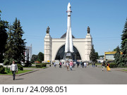 Павильон № 32-34 «Космос / Машиностроение» на ВДНХ в Москве (2015 год). Редакционное фото, фотограф stargal / Фотобанк Лори
