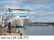 Морской круизный паром Silja Symphony в гавани Хельсинки облачным августовским днем. Финляндия (2016 год). Редакционное фото, фотограф Виктор Карасев / Фотобанк Лори