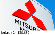 Официальный дилерский знак Mitsubishi на фоне голубого неба (2016 год). Редакционное видео, видеограф FotograFF / Фотобанк Лори