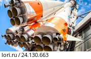 Российская космическая ракета с ракетными двигателями на фоне неба. Редакционное видео, видеограф FotograFF / Фотобанк Лори