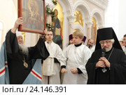 Великое освящение Михаило-Архангельского храма города Краснознаменска, архимандрит Нестор (Жиляев) произносит речь (2016 год). Редакционное фото, фотограф Дмитрий Неумоин / Фотобанк Лори