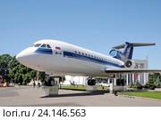 Самолет Як-42 на площади Промышленности. на ВДНХ в Москве (2015 год). Редакционное фото, фотограф stargal / Фотобанк Лори