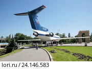 Самолет Як-42 на площади Промышленности. на ВДНХ в Москве (2015 год). Редакционное фото, фотограф stargal / Фотобанк Лори