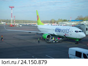 Самолет Boeing 737 Next Gen (VQ-BKW ) авиакомпании S7 Siberia Airlines в аэропорту Домодедово. Подготовка к вылету (2016 год). Редакционное фото, фотограф Виктор Карасев / Фотобанк Лори