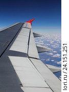 Крыло самолёта Airbus A319 в небе (2016 год). Редакционное фото, фотограф A Челмодеев / Фотобанк Лори