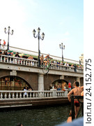Москва охотный ряд дроп в воду (2010 год). Редакционное фото, фотограф Юрий Рыбаков / Фотобанк Лори