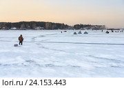 Перволёд в Новосибирске на Обском Море, зимняя рыбалка по первому  льду / Winter fishing in Siberia - fisher's tents on ice of Ob reservoir in Novosibirsk, Russia (2016 год). Стоковое фото, фотограф Сергей Пристяжнюк (Serg Zastavkin) / Фотобанк Лори