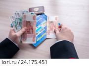 Мужчина отсчитывает деньги на обучение вождению. Стоковое фото, фотограф Катерина Белякина / Фотобанк Лори
