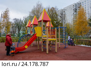 Детский игровой комплекс в скверике (Москва, Лианозово) (2016 год). Редакционное фото, фотограф Татьяна Синицына / Фотобанк Лори