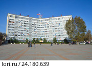 Туапсе, многоквартирный жилой дом на площади Октябрьской революции. Редакционное фото, фотограф Овчинникова Ирина / Фотобанк Лори