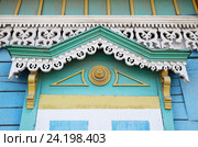 Резной декоративный элемент окна деревянного дома. Иркутск (2016 год). Стоковое фото, фотограф Юлия Батурина / Фотобанк Лори